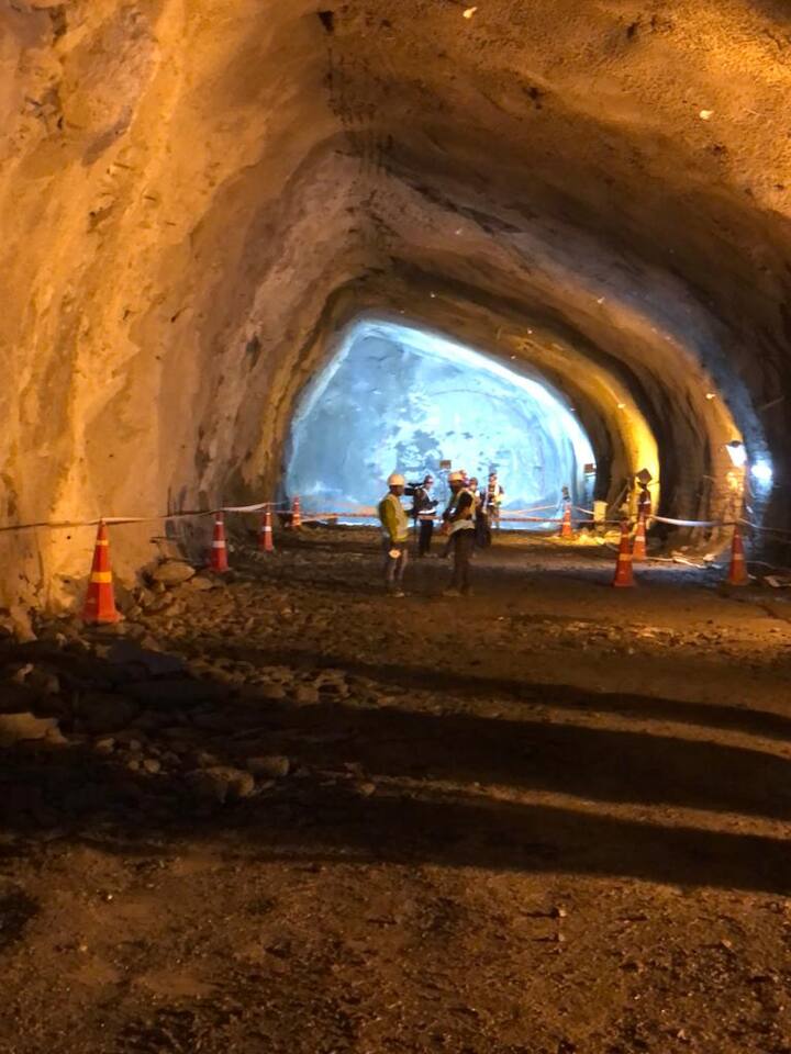 भुयारी मार्गाचे काम लवकर होण्यासाठी स्थानकांच्या ठिकाणी मोठा खड्डा करून खालुन बांधकाम करण्यात येते व भुयारी मार्गाचे काम टनेल बोरिंग मशीनच्या साहाय्याने करण्यात येते. 