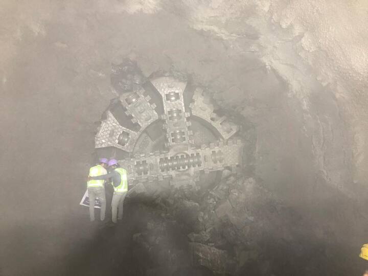 टनेल बोरिंग मशीनचा 6.4 मीटरच्या अजस्त्र कटर हेडने जेव्हा दगड फोडून एन. ए. टी. एम.  बोगद्या मध्ये प्रवेश केला तेव्हा महामेट्रोच्या उपस्थित इंजिनियर आणि अधिकारी वर्गाने त्याचे जल्लोषात स्वागत केले. आज झालेल्या टनेल ब्रेक थ्रू मशीनचे नाव मुठा असून त्याच्या सोबतीने मुठा टीबीएम मशीन लवकरच सिव्हिल कोर्ट मध्ये लवकरच ब्रेक थ्रू साधणार आहे.