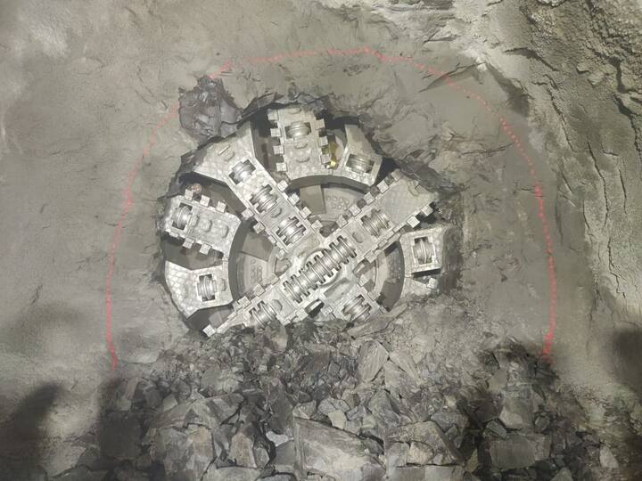 जेव्हा टनेल बोरींग मशीन भुयारी स्थानकासाठी खोदलेल्या खड्ड्यात दाखल होते. या घटनेला टनेल ब्रेक थ्रू म्हटले जाते. 