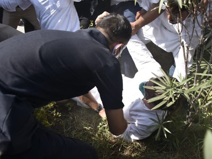 political leaders reaction on Congress leader Rahul Gandhi manhandled by police Hathras | राहुल गांधी यांना हाथरस येथे झालेल्या धक्काबुक्कीनंतर राज्यात तीव्र पडसाद