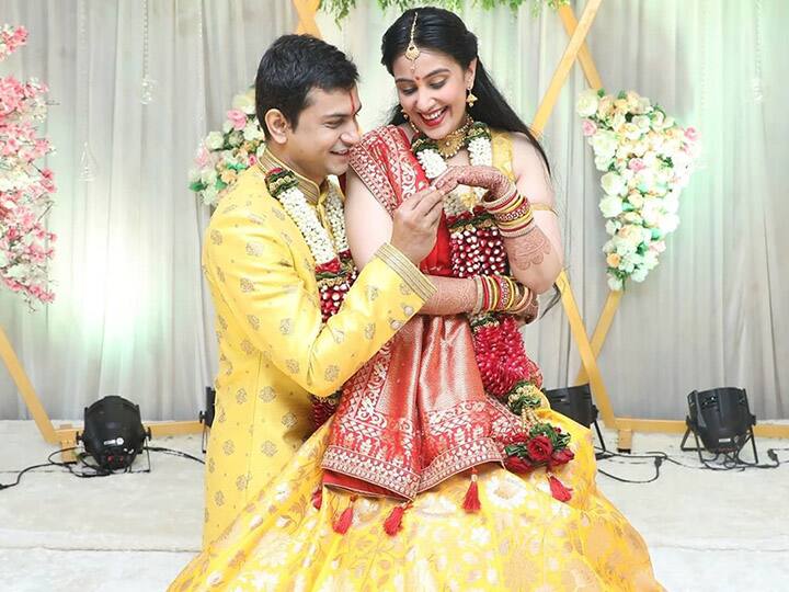 सईने पाठमोरा फोटो शेअर केल्यापासूनच तिचा जोडीदार कोण आहे, यासंदर्भात चाहत्यांमध्ये उत्सुकता दिसून येत होती. अखेर सईच्या साखरपुड्याचे फोटो समोर आले असून तिच्या होणाऱ्या नवऱ्याचं नाव तीर्थदीप रॉय असं आहे. (Photo Credit : @sai.lokur)