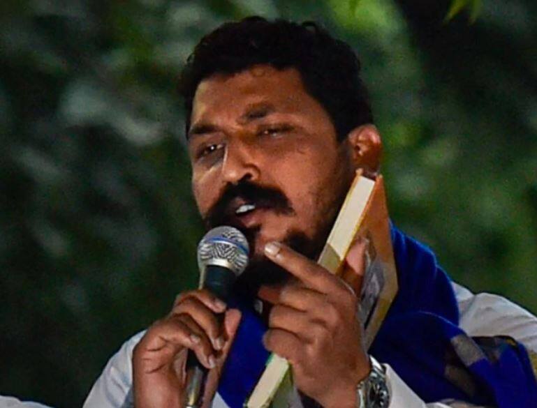 Hathras : दलितांना स्वयंसुरक्षेसाठी लायसन्स असलेली हत्यारं द्या : चंद्रशेखर आझाद hathras protest chandrashekhar azad Ravan demands give 20 lakhs licensed weapons to dalits to protect themselves Hathras : दलितांना स्वयंसुरक्षेसाठी लायसन्स असलेली हत्यारं द्या : चंद्रशेखर आझाद