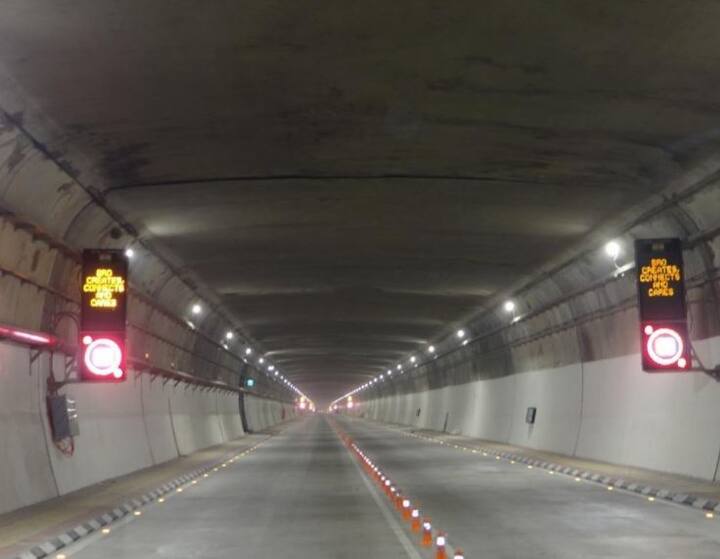 अटल टनल जगातील सर्वात लांब हायवे बोगदा आहे. हा 9 किलोमीटर लांब बोगदा, मनालीला वर्षभर लाहौल-स्पिति खोऱ्यांशी जोडून ठेवणार आहे