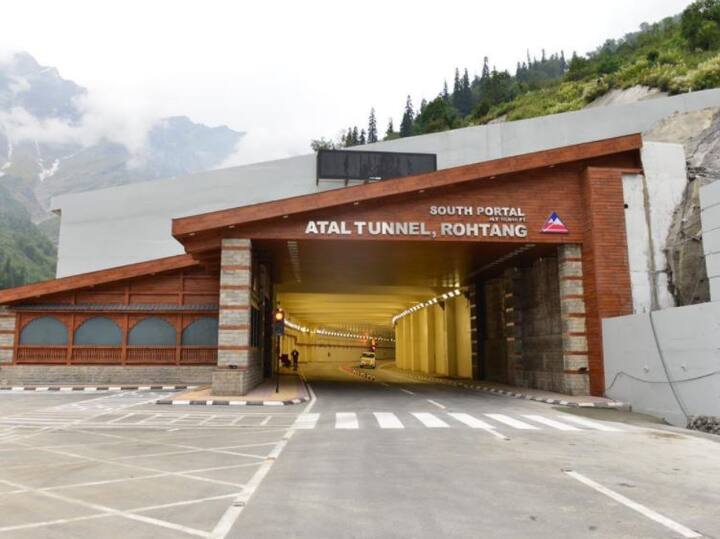 बोगद्यामध्ये 60 मीटर अंतरावर सीसीटीव्ही कॅमेरे लावण्यात आले आहेत. तर प्रत्येक 500 मीटरवर आपातकालीन मार्ग आहेत. बोगद्यामुळे मनाली आणि लेह यांच्यातील अंतर कमी होणार असून प्रवासातील एकूण वेळेपेक्षा 4 तासांची बचत होणार आहे.