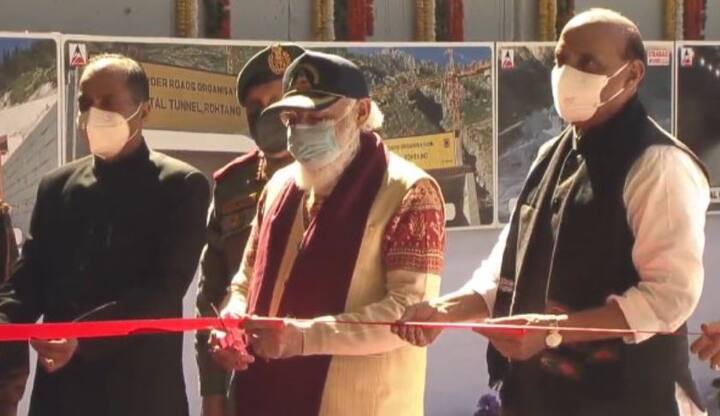 पंतप्रधान नरेंद्र मोदी यांनी जगातील सर्वात लांब हायवे बोगद्याचं उद्घाटन केलं आहे. हिवाळ्यात पूर्व लडाखला संपूर्ण भारताशी जोडणाऱ्या या बोगद्याचं नाव 'अटल टनल' असं ठेवण्यात आलं आहे.