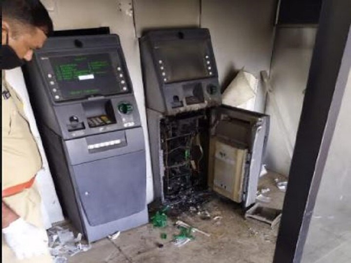  ATM machine cut by gas cutter and cash worth Rs 19 lakh stolen in nagpur  नागपूरमध्ये एटीएम मशीन गॅस कटरने कापून तब्बल 19 लाखांची रोकड लंपास, महिनाभरातली नववी घटना