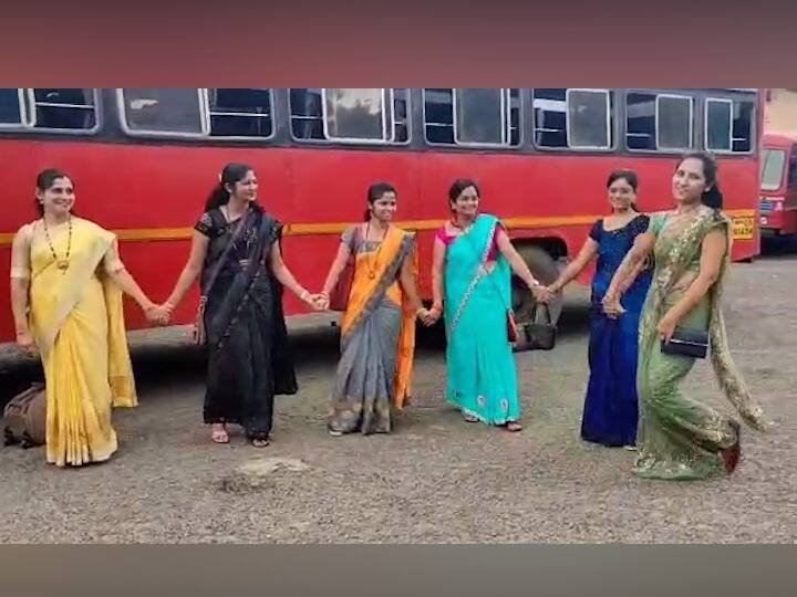 प्रवाशांना एसटीकडे आकर्षित करण्यासाठी वाहक आणि चालक कलाकारांच्या भूमिकेत to attract passengers to the ST bus carrier and driver are in the role of actor प्रवाशांना एसटीकडे आकर्षित करण्यासाठी वाहक आणि चालक कलाकारांच्या भूमिकेत