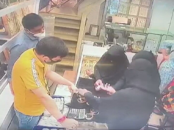 Crime News Four women have been arrested for stealing from a gold shop in Mumbai दिवसाढवळ्या सोन्याच्या दुकानात चोरी करणाऱ्या चार महिला गजाआड; सर्व घटना सीसीटीव्हीमध्ये कैद