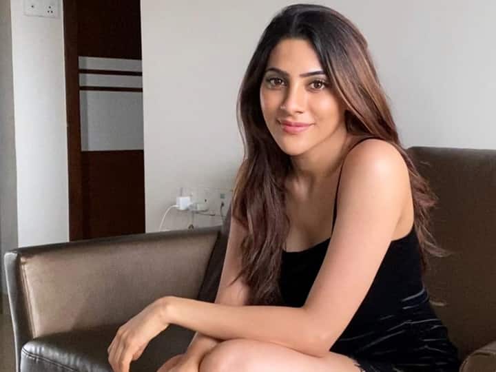 निक्की तांबोळीने शोमध्ये एन्ट्री घेतल्यापासूनच सर्वांच लक्ष तिच्याकडे वेधलं आहे. फक्त प्रेक्षकांचंच नाहीतर निक्कीने सलमान खानचंही मन जिंकलं आहे. शोमध्ये एन्ट्री घेतानाच निक्कीने   अनेक गमतीशीर गोष्टी सांगितल्या त्यामुळे तिची तुलना बिग बॉस 13 ची स्पर्धक शहनाज गिजसोबत केली जाऊ लागली आहे. 