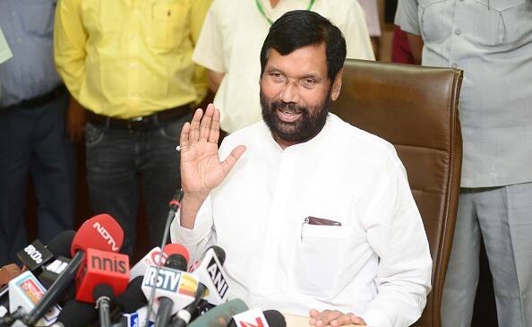 मुख्यमंत्री उद्धव ठाकरे यांनीही ट्वीट करुन शोक व्यक्त केला. पासवान यांच्या निधनाने शोषित, दुर्बल घटकांसाठी लढणारा नेता हरपला आहे.