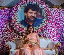 PHOTO | अभिनेता चिरंजीवीच्या मृत्यूनंतर पत्नीचं अनोखं बेबी शॉवर, फोटो पाहून चाहते भावूक