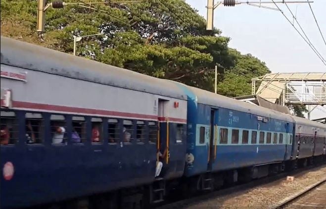  Decision to release 4 special trains from Central Railway मध्य रेल्वेकडून 4 विशेष गाड्या सोडण्याचा निर्णय, सीएसएमटी-नांदेड या विशेष गाडीच्या थांब्यात बदल
