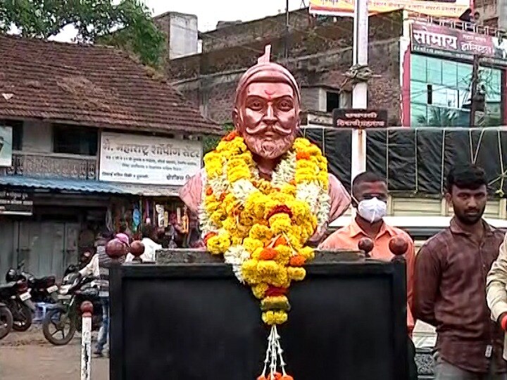 Unidentified persons installed a statue of Shivaji Maharaj in Bambawade village of Kolhapur at midnight कोल्हापूरच्या बांबवडे गावात अज्ञातांनी मध्यरात्री शिवरायांचा पुतळा बसवला!