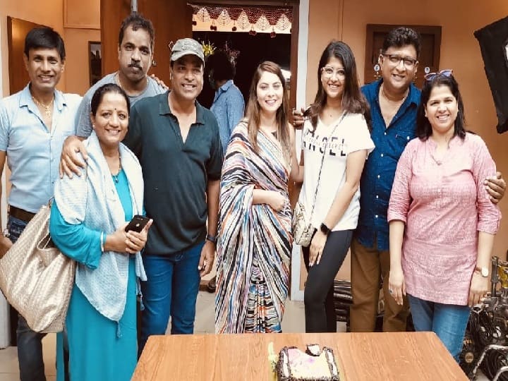 Marathi Actress sonalee kulkarni First movie bakula namdev ghotale completed 13 years team celebration on Sukhi mansacha sadra marathi serial set सुखी माणसाचा सदरा मालिकेच्या सेटवर अवतरली 'बकुळा'