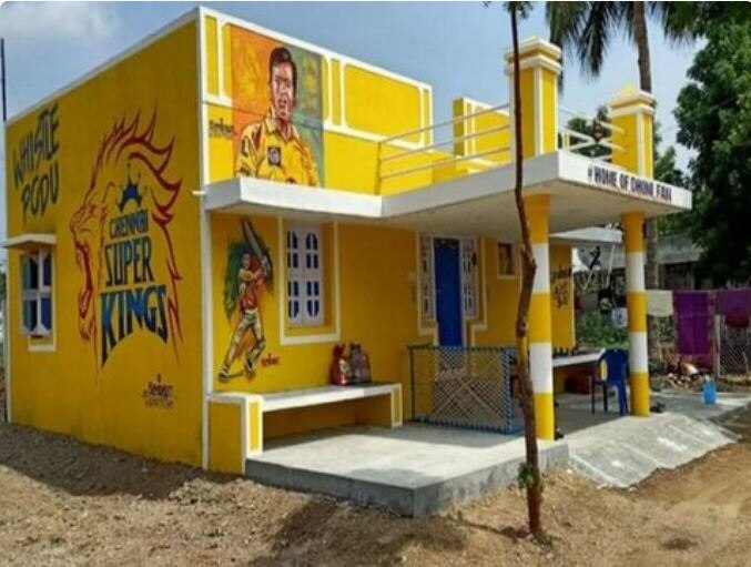 तमिळनाडूतील अरंगुर गावात राहणाऱ्या गोपी कृष्ण नावाच्या व्यक्तीने आपल्या संपूर्ण घराला चेन्नई सुपर किंग्सच्या खेळाडूंच्या कपड्यांच्या रंगाने रंगवून टाकलं आहे. तसेच त्याने घराच्या   भिंतींवर धोनीची चित्रही काढली आहेत. 