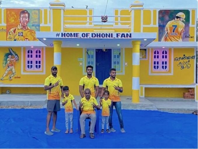 दरम्यान, महेंद्र सिंह धोनी फक्त फॅन्सचाच फेवरेट नाही. आयपीएल 2020 दरम्यान इतर संघातील अनेक खेळाडू धोनीकडून मार्गदर्शन घेताना दिसून आले आहेत.  