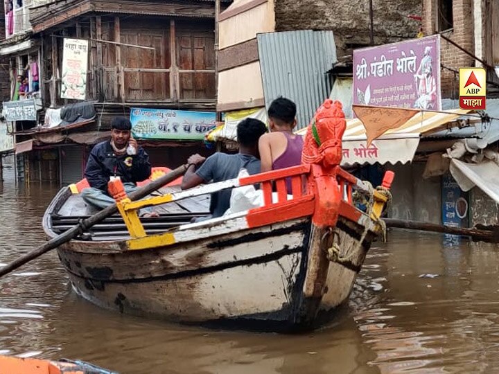 चंद्रभागेत चालणाऱ्या होड्या शहरात चालत आहेत, 