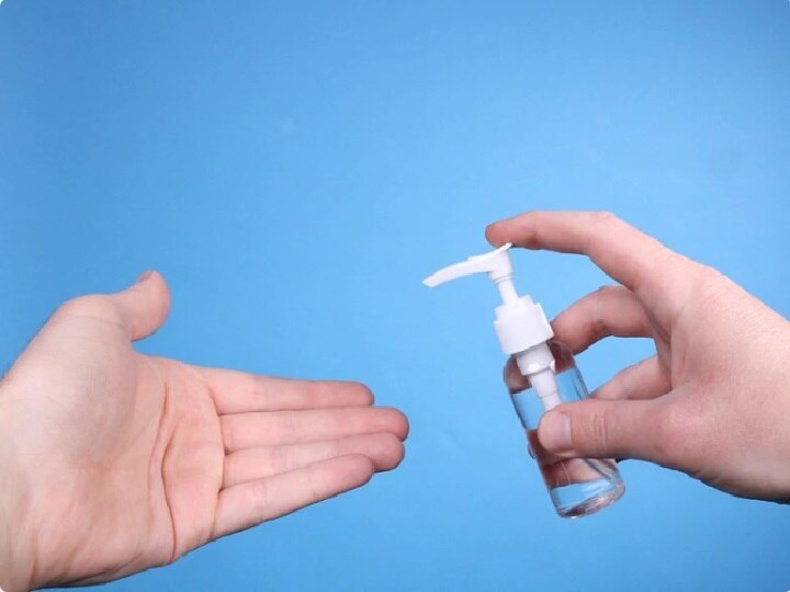 Health Research use of soap is safer than hand sanitizer less chances of getting sick says health expert हँड सॅनिटायझर की साबण... आजारांपासून बचावासाठी सर्वात सुरक्षित काय?