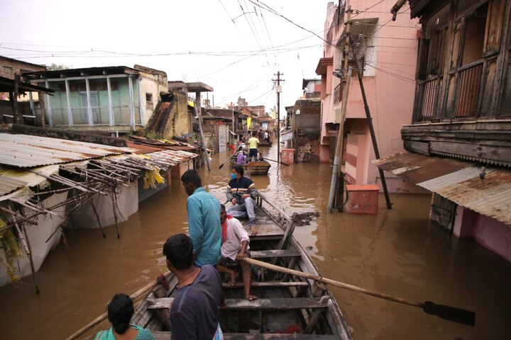 flood in pandharpur, water enter in 3305 homes   पंढरपुराला पुराचा विळखा; 3305 घरांत शिरले पाणी, शेकडो वाहने अडकली