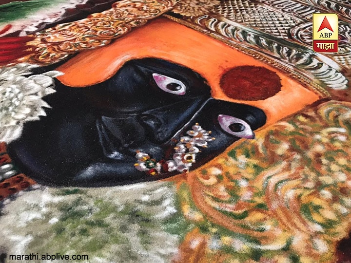 रांगोळीच्या माध्यमातून शक्तीपीठं असलेल्या देवींची रुपं ते साकारात आहेत.