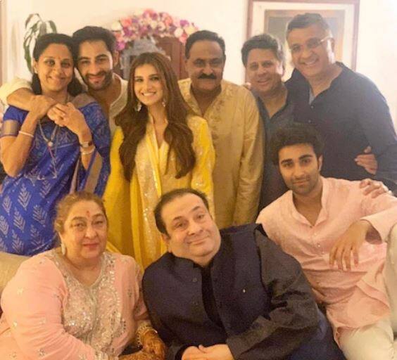 त्याचसोबत आदरच्या कुटुंबियांसोबत पूजा, लंच किंवा डिनर आणि पार्ट्यांमध्येही तारा एखाद्या कुटुंबातील सदस्यांप्रमाणे हजर असते.