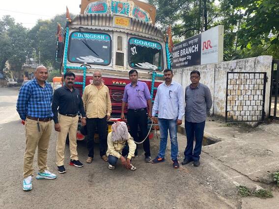 नागपुरात पोलीस स्टेशनसमोरच चोरी, पोलिसांच्या ताब्यातील ट्रक 20 टन लोखंडासह चोरीला नागपुरात पोलीस स्टेशनसमोरच चोरी, पोलिसांच्या ताब्यातील ट्रक 20 टन लोखंडासह चोरीला