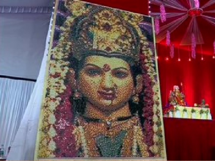 Mumbai Navratri 2020 Celebrations 6-Foot Goddess Durga  Idol Made With 31,000 Push Pins In Mumbai Navratri 2020 : मुंबईत 31 हजार पुश पिनपासून साकारली 6 फुटांची देवी दुर्गा; फोटो सोशल मीडियावर व्हायरल