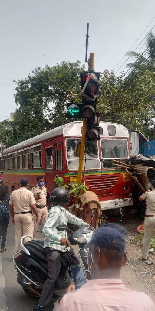 चालकाला हार्ट अटॅक आल्याने बेस्ट बसचा अपघात, ड्रायव्हरच्या प्रसंगावधनाने प्रवासी सुखरुप!