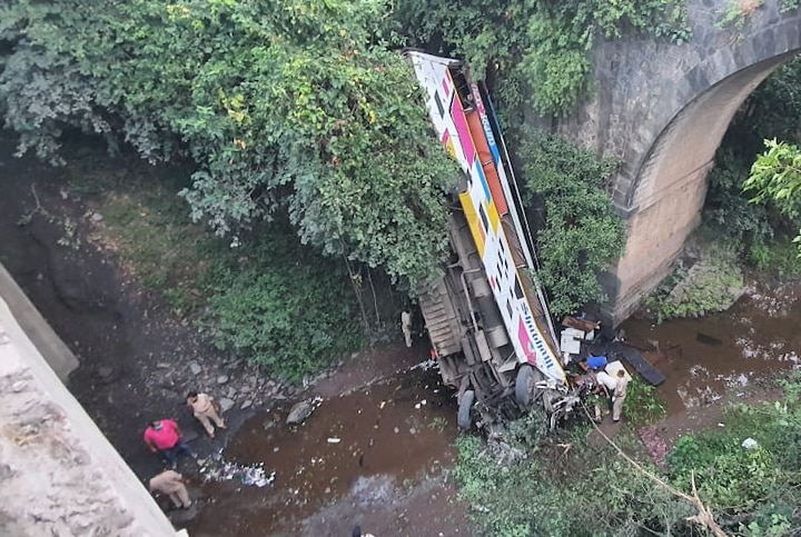 Nandurbar Bus accident Latest update dhule surat highway accident update नंदुरबारमध्ये बस दरीत कोसळून भीषण अपघात, पाच जणांचा मृत्यू, 35 जखमी