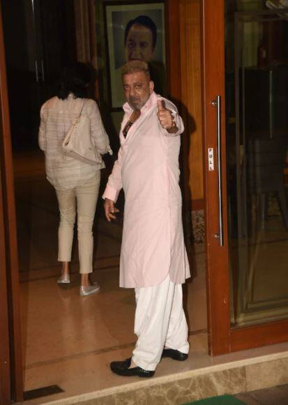 कॅन्सर विरोधातील लढाई जिंकल्यानंतर अभिनेता संजय दत्त आपली बहिण प्रिया दत्तसोबत आपल्या घराबाहेर पॅपाराजींच्या कॅमेऱ्यात कैद झाला. यादरम्यान प्रिया दत्त आपल्या भावासोबत फार खूश दिसत होती. (सर्व फोटो : मानव मंगलानी)