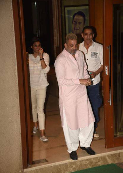 संजय दत्त कॅन्सरमुक्त झाल्यानंतर त्याच्यावर चाहत्यांनी शुभेच्छांचा वर्षाव केला आहे. चाहत्यांसोबतच अनेक बॉलिवूड सेलिब्रिटींनीही संजय दत्तला शुभेच्छा दिल्या आहेत. (सर्व फोटो : मानव मंगलानी)