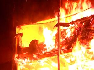 मुंबई सेंट्रलमधील सिटी सेंटर मॉलमध्ये भीषण आग; 10 तासांपासून आगीवर नियंत्रण मिळवण्याचे प्रयत्न सुरु