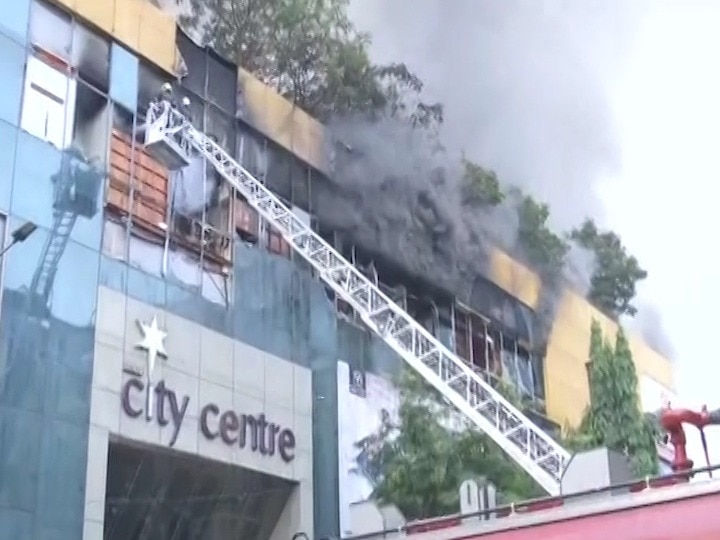 Mumbai fire breaks out at city centre mall in mumbai central मुंबई सेंट्रलमधील सिटी सेंटर मॉलमध्ये भीषण आग; 10 तासांपासून आगीवर नियंत्रण मिळवण्याचे प्रयत्न सुरु