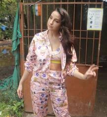 PHOTOS : पिंक फ्लोरल ड्रेसमधील 'दिलबर' गर्ल नोरा फतेहीचा स्टायलिश लूक!