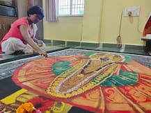 Navratri 2020 : रांगोळीच्या माध्यमातून अंबाबाईचं रूप साकारलं! रांगोळी साकारण्यासाठी 70 तासांची मेहनत