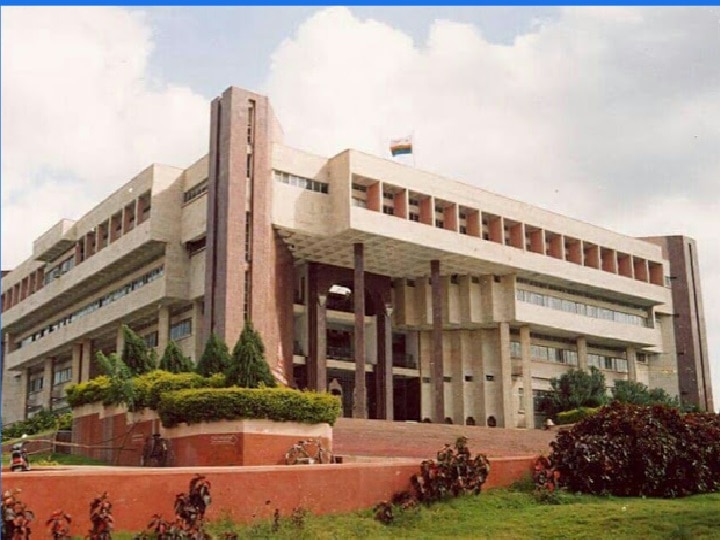 Kavayitri Bahinabai Chaudhari North Maharashtra University creating a new standard by streamlining online exams विद्यापीठांच्या ऑनलाईन परीक्षेचा नवा पॅटर्न: कवयित्री बहिणाबाई चौधरी उत्तर महाराष्ट्र विद्यापीठ, जळगाव