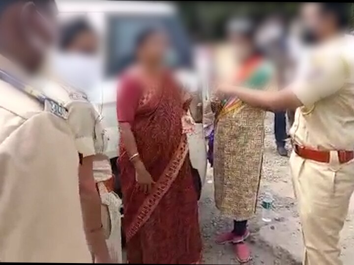 In a dispute over traffic a retired female police inspector took the bite of a female police sub-inspector in pandharpur वर्दीवर हल्ला! वाहतुकीवरून झालेल्या वादात सेवानिवृत्त महिला पोलीस निरीक्षकाने घेतला महिला पोलीस उपनिरीक्षकाचा चावा