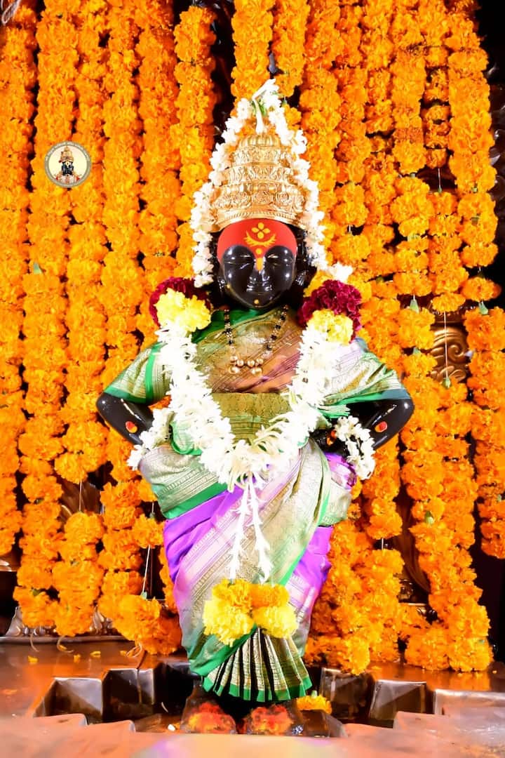 आज दसऱ्याला झेंडूच्या फुलांचे खास महत्व असते. याचे औचित्य साधून अतिशय आकर्षक रितीने सजविण्यात आले आहे. 