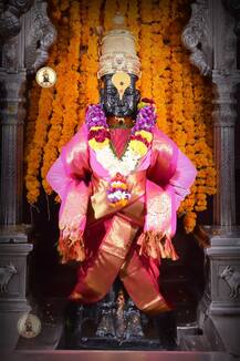 Dussehra : विजयादशमीला विठुरायाला सोनेरी झेंडूचा साज, विठ्ठल मंदिरात आकर्षक फुल सजावट