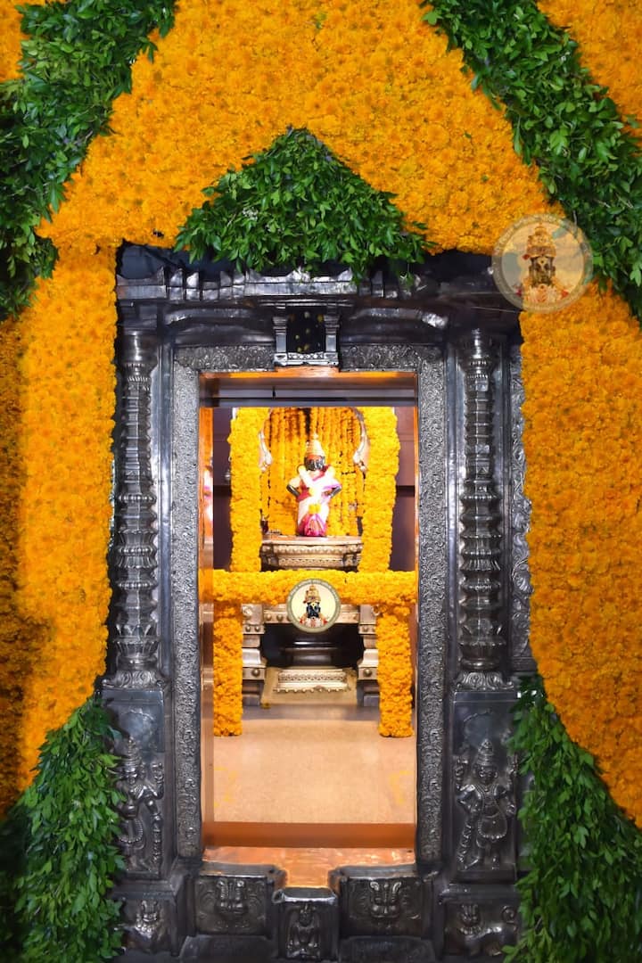 पुण्यातील राम जांभुळकर या विठ्ठल भक्ताने ही फुलसेवा अर्पण केली आहे.  