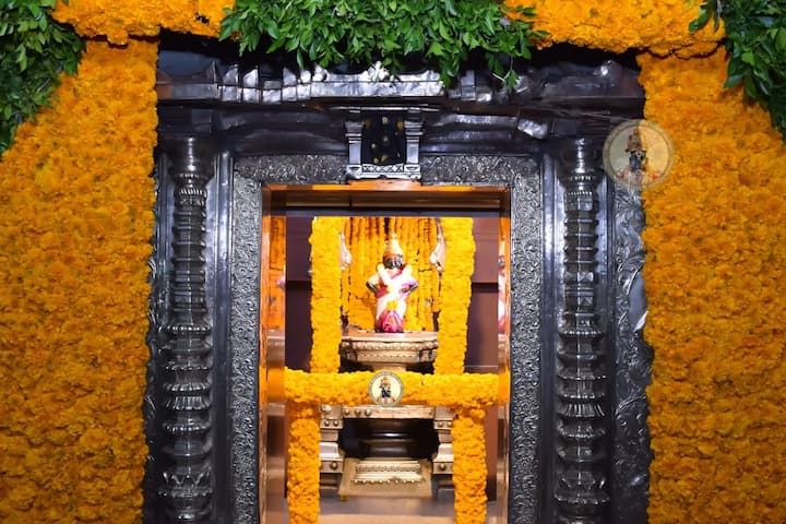 जांभुळकर यांनी पाठवलेल्या फुलांची सजावट करण्याचे काम मंदिराचे व्यवस्थापक बालाजी पुदलवाड यांनी समितीच्या कर्मचाऱ्यांकडून करून घेतले आहे. 