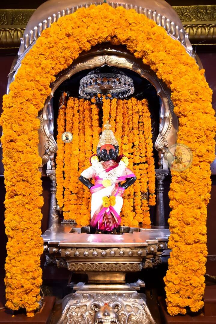 विशेष म्हणजे या लॉकडाऊन च्या काळात मंदिर समितीच्या कर्मचाऱ्यांनी आता फुल सजावटीचे कामही शिकून घेतल्याने आता एखाद्या सराईत कलाकाराप्रमाणे हे कर्मचारी विठ्ठल रुक्मिणी गाभारा, चौखांबी, सोळखांबी याची सजावट करीत असतात . 