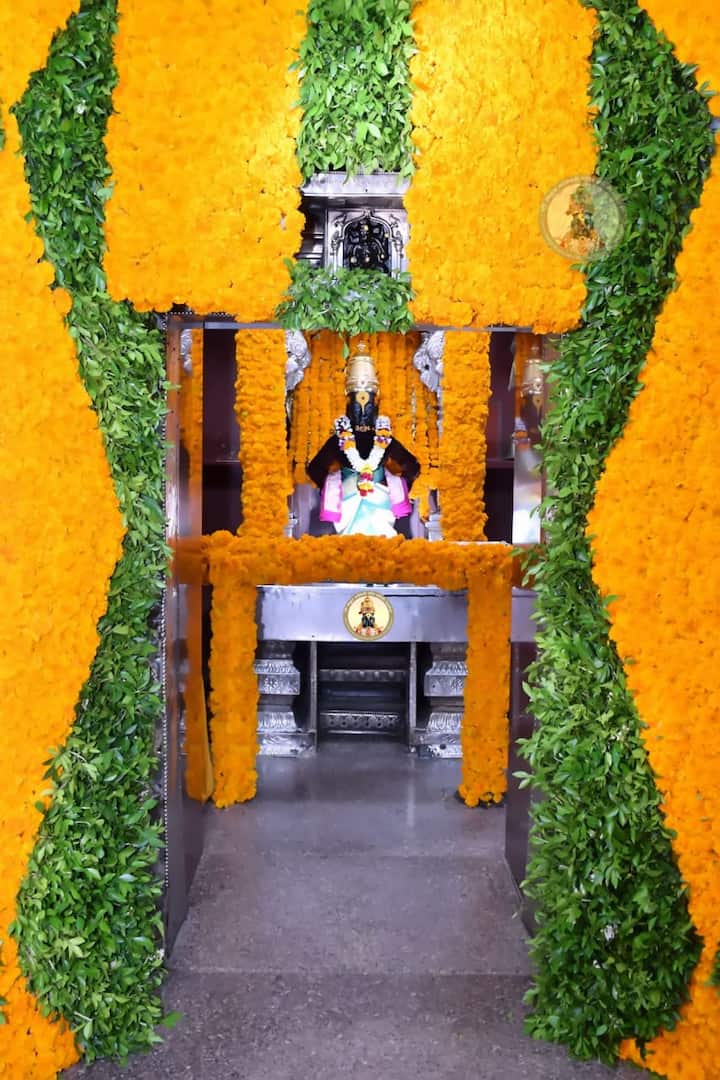 विजयादशमीला विठूरायाच्या राऊळी सोनेरी झेंडूचा साज, विठ्ठल मंदिरात आकर्षक फुल सजावट 