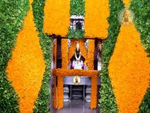 Dussehra : विजयादशमीला विठुरायाला सोनेरी झेंडूचा साज, विठ्ठल मंदिरात आकर्षक फुल सजावट