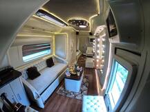 कॅराव्हॅन, कॅम्परव्हॅन.. आलिशान सुविधा देणारं चालतं-फिरतं हॉटेल आहे तरी कसं?