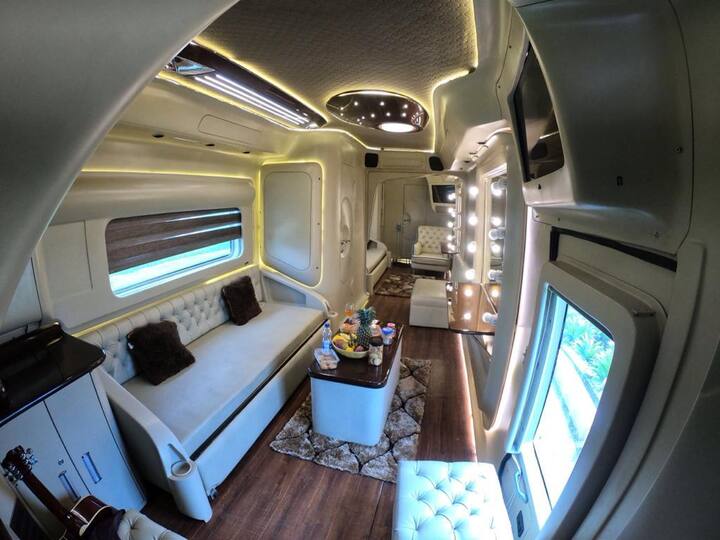 सर्व सोयी-सुविधांनी युक्त अशी ही व्हॅन आहे. युरोपीय देशांमध्ये शहरात बंगले असणाऱ्यांनी किंवा डोंगराळ, दुर्गम भागातील रहिवाशांनी आपल्या जागेत कॅराव्हॅन उपलब्ध करून दिली आहे.