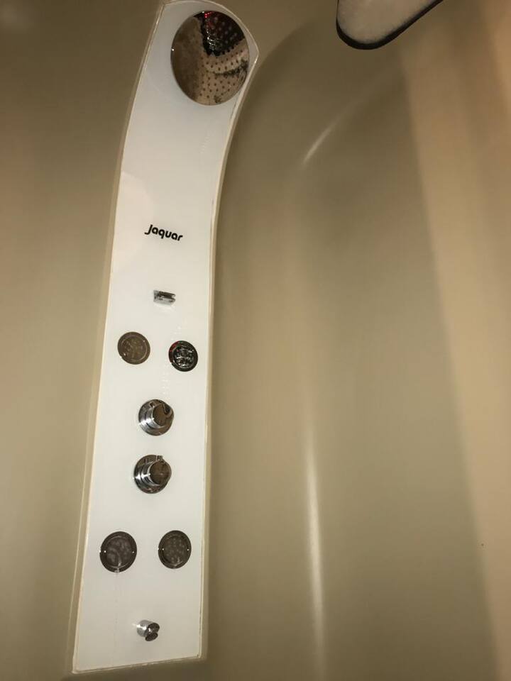 कॅराव्हॅनचं एका दिवसाचं भाडं 21 हजार रूपये प्रति दिवस असून यामध्ये तुम्हाला खाण्याकरता लागणारे काही ठराविक अन्नपदार्थ दिले जातात. सोबत एक क्लिनर आणि ड्रायव्हर दिला जातो.