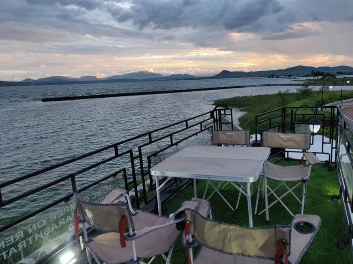 यामधून सहा प्रवासी मस्त प्रवास करू शकतात. तर, कॅम्परव्हॅन तुम्हाला स्वत:लाच ड्राईव्ह करावी लागते. याकरता 4 हजार रूपये प्रति दिवस इतकं भाडं आहे. यातून 3 ते चार जणांना प्रवास करता येतो.