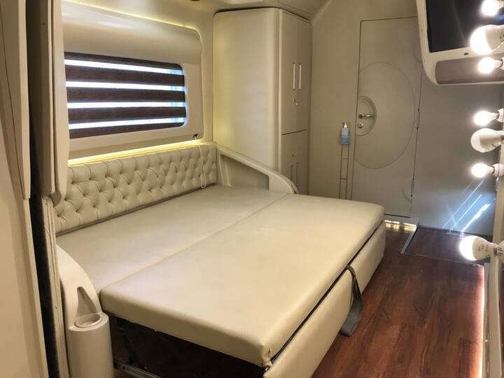 मोटो होम आणि एमटीडीसी यांच्या संयुक्त विद्यमाने सध्या 1 मोठी आणि 1 मिनी कॅराव्हॅन धावत आहे.