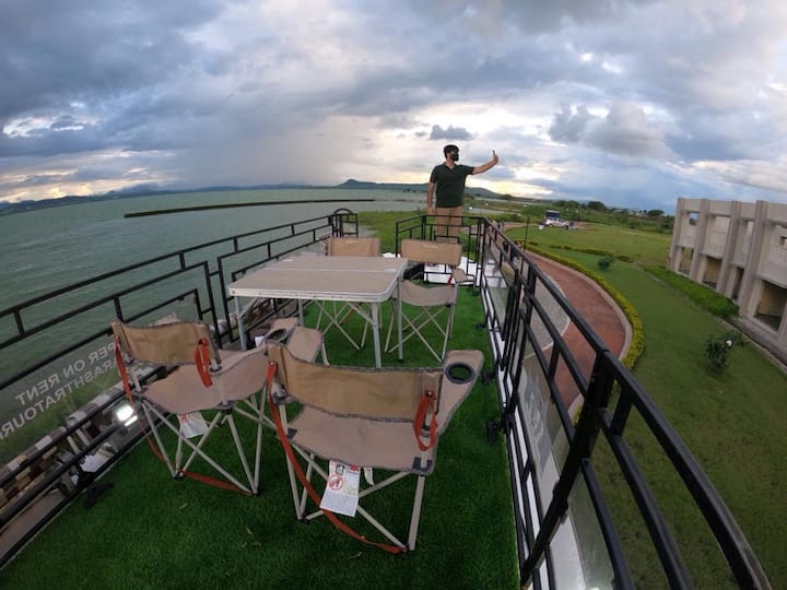 कॅराव्हॅन तयार करण्यासाठी दोन वर्षे आणि अडीच कोटींचा खर्च आला. महत्त्वाची बाब म्हणजे ही व्हॅन एका मराठी माणसानं तयार केली आहे. त्याचं नाव सचिन पांचाळ असं असून त्याचं मुळगाव कोकणातील कणकवली तालुक्यामध्ये आहे.